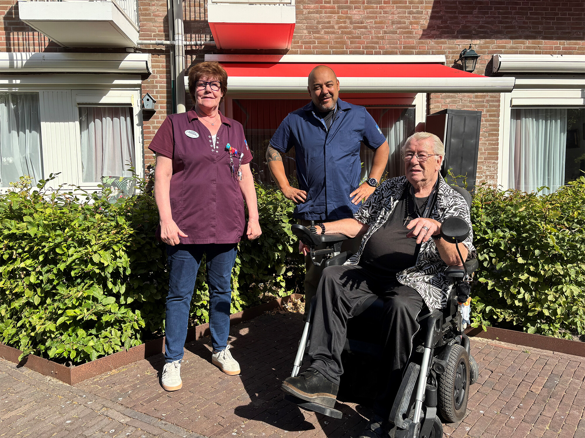Op de foto een kleine selectie van ons gevarieerde GreenTeam. Diana(zorg), Bas (welzijn) en Ben (bewoner & vrijwilliger)